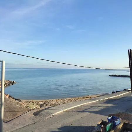 Niros Beachfront Lejlighedshotel